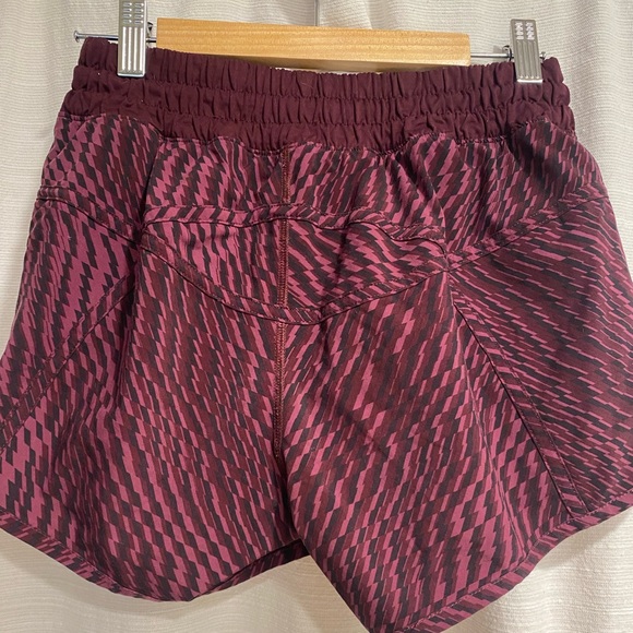 Lululemon Tracker shorts - Picture 2 of 3